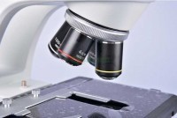 Мікроскоп E5B з планахроматичними об’єктивами